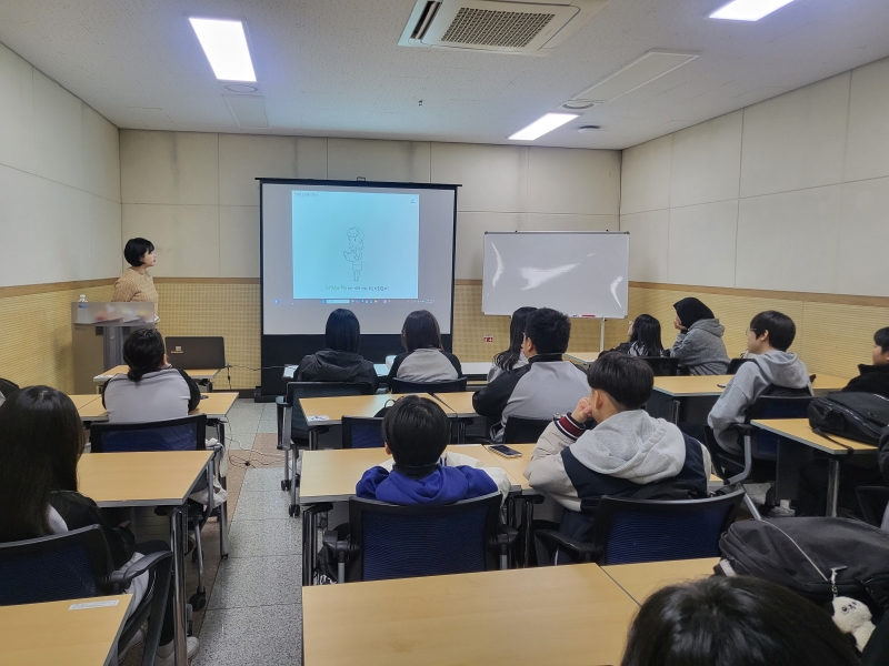 연수구(구청장)의 연수청학도서관(관장 신긍우)은 이달부터 중고등학생을 대상으로 ‘사서 직업체험교육’을 운영한다.